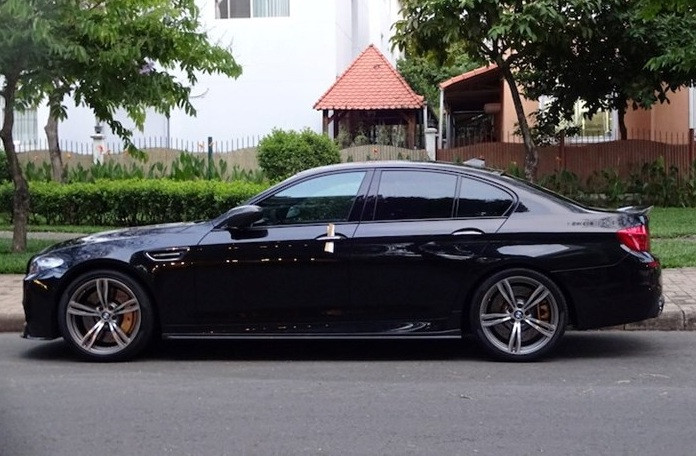 Chiếc MW M5 F10 đầu tiên có mặt tại Việt Nam được sơn màu đen.