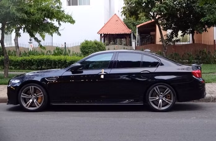 Chiếc MW M5 F10 đầu tiên có mặt tại Việt Nam được sơn màu đen.