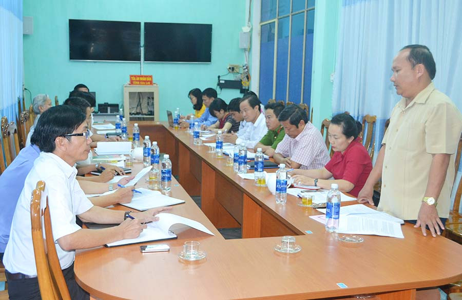  Đoàn giám sát của Ban pháp chế HĐND tỉnh làm việc tại TAND tỉnh. Ảnh: Hoàng Cư