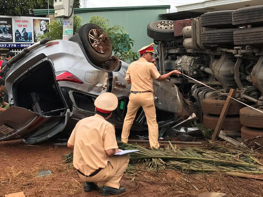 Hai chiếc xe cùng bị lật. Hai chiếc xe cùng bị lật.