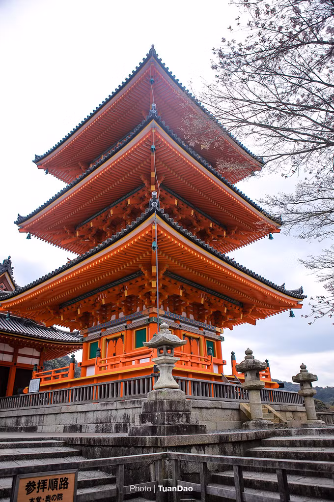 Những ngôi tháp trong chùa đều được sơn màu cam đỏ rất sặc sỡ.