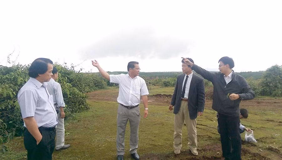 Đoàn tiến hành khảo sát thực địa. Ảnh: Lê Lan