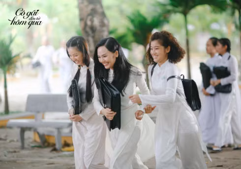 Miu Lê (giữa) đóng chính trong 