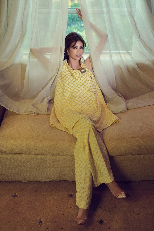 Những khoảnh khắc phóng khoáng nhưng không kém phần dịu dàng, thu hút của hoa hậu.