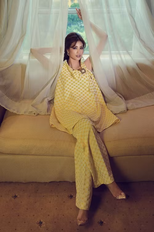 Những khoảnh khắc phóng khoáng nhưng không kém phần dịu dàng, thu hút của hoa hậu.