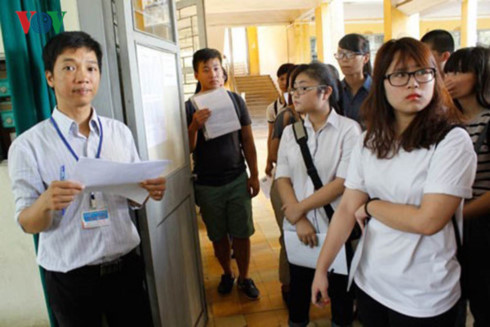 Giám thị gọi thí sinh vào phòng thi trong kỳ thi THPT Quốc gia năm 2016. Giám thị gọi thí sinh vào phòng thi trong kỳ thi THPT Quốc gia năm 2016.