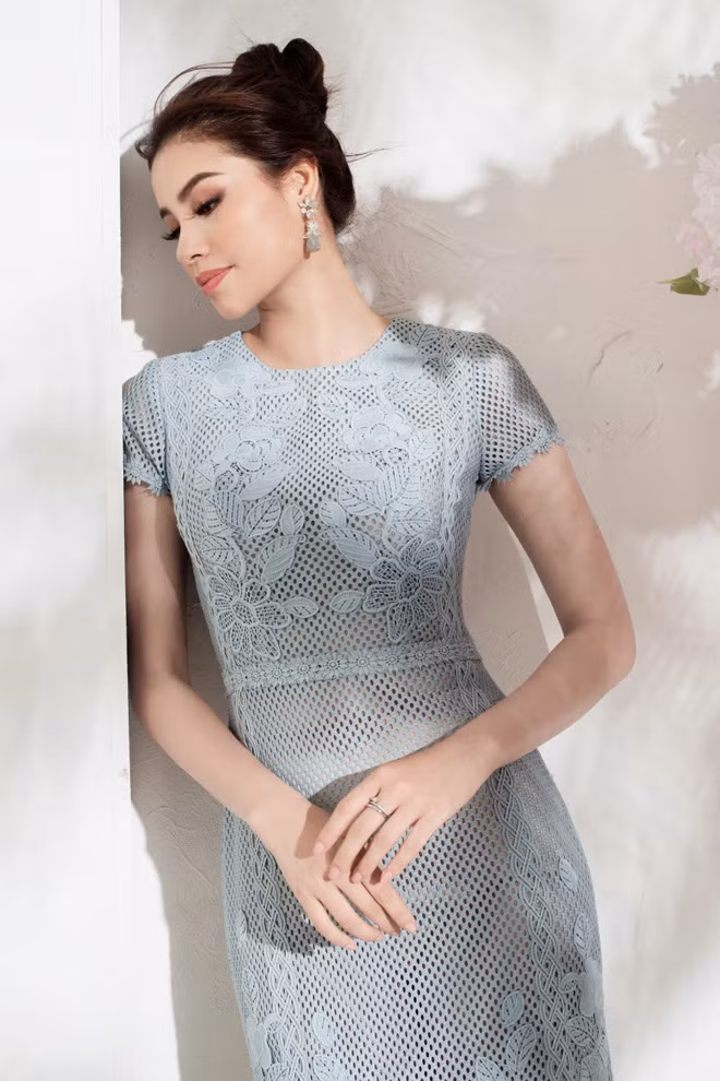 Chiếc váy xuyên thấu màu xanh pastel với phim dáng cổ điển mang đến vẻ thanh lịch, dịu dàng cho Hoa hậu Phạm Hương.