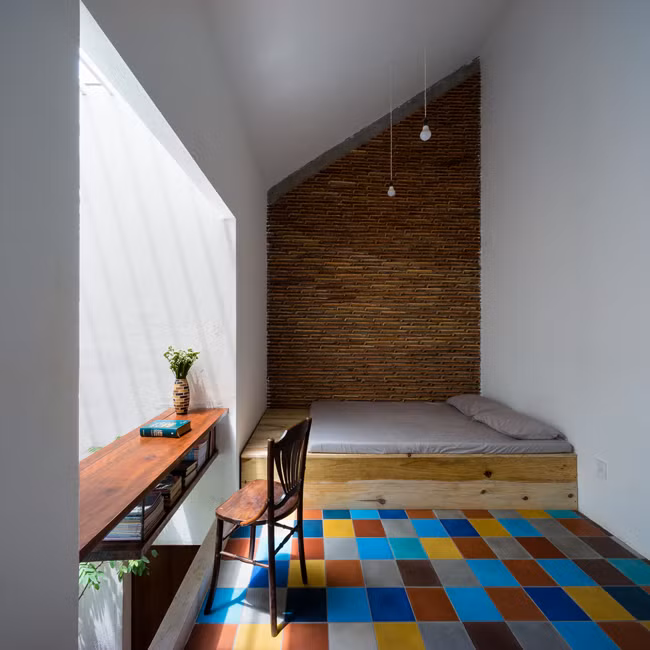 Trần nhà cao mang lại không gian thoáng rộng, sáng sủa, lại giúp hạn chế tối đa việc sử dụng các thiết bị điện chiếu sáng. Trần nhà cao mang lại không gian thoáng rộng, sáng sủa, lại giúp hạn chế tối đa việc sử dụng các thiết bị điện chiếu sáng.