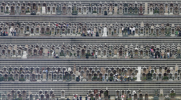 Người dân Hong Kong đi tảo mộ trong tết Thanh Minh tại nghĩa trang Chai Wan. Ảnh: Getty.