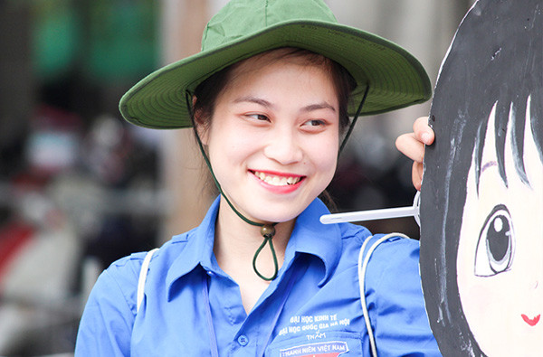 Sự niềm nở nhiệt tình hướng dẫn các bạn học sinh bước vào phòng thi.