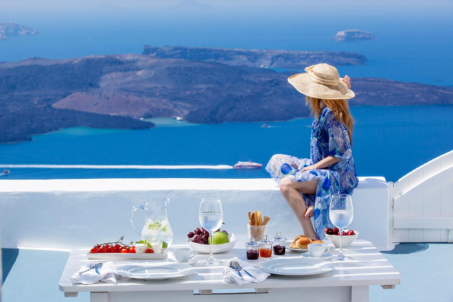 Santorini là điểm đến lãng mạn cho các cặp tình nhân.