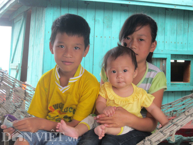 Lũ trẻ sinh ra hầu hết ở trong những gia đình đông con, và thường là không được đi học.