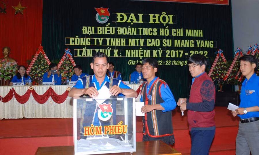1 Các Đại biểu bỏ phiếu bầu tại Đại hội đại biểu Đoàn TNCS Hồ Chí Minh Công ty TNHH một thành viên Cao su Mang Yang lần thứ X, nhiệm kỳ 2017-2022. Ảnh: Đ.Y