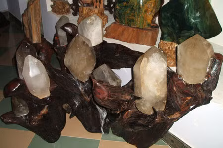 Đá thạch anh trắng và khói. Ảnh: T.P