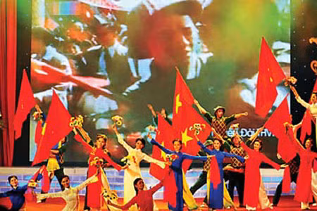 Hà Nội: Mít tinh trọng thể kỷ niệm 55 năm Ngày giải phóng thủ đô ảnh 1 Biễu diễn nghệ thuật chào mừng 55 năm Ngày giải phóng thủ đô Hà Nội.