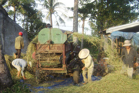 Tuốt lúa bằng máy có xuất xứ nước ngoài. Ảnh: Ngọc Linh