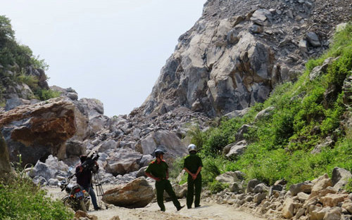 Đường vào khu mỏ đá vẫn bị cơ quan chức năng phong tỏa để phục vụ điều tra Đường vào khu mỏ đá vẫn bị cơ quan chức năng phong tỏa để phục vụ điều tra