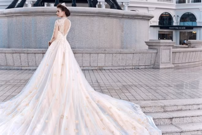  Nói về ý tưởng chiếc váy cưới có đuôi dài 10 mét, nhà thiết kế Lek Chi cho biết: 
