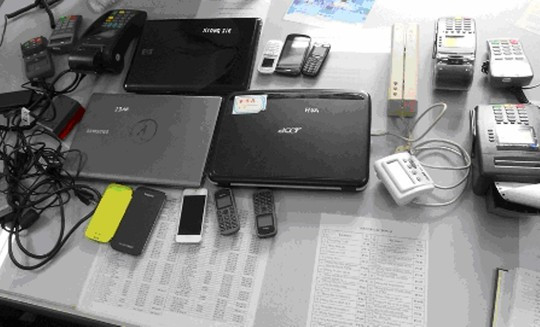 Tang vật vụ án 4 hacker Trung Quốc làm thẻ tín dụng giả, rút 3,9 tỷ đồng