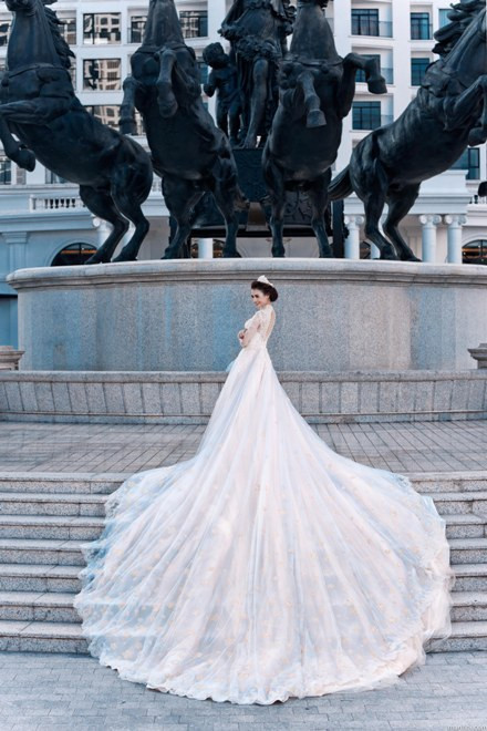 Nằm trong khuôn khổ Bridal's Fair 2014, ban tổ chức cho ra mắt chiếc váy cưới được thiết kế cầu kỳ từ hàng trăm mét vải voan, ren, satin...