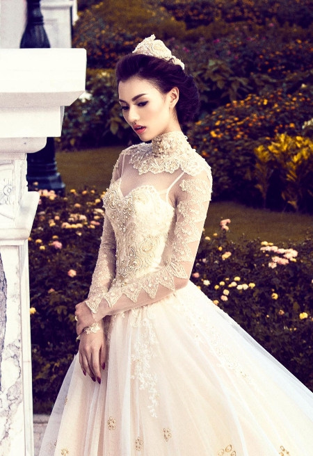 Màu chủ đạo của váy là màu kem và vàng ánh kim. Tổng giá trị dành cho nguyên vật liệu lên tới 100 triệu đồng.