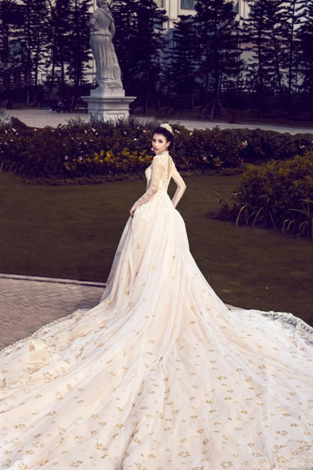 3.000 ngôi sao màu vàng tượng trưng cho hơn 3.000 hòn đảo lớn nhỏ thuộc chủ quyền của Việt Nam trên biển Đông.