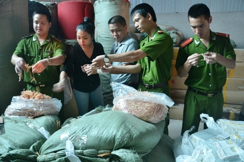 Gần 2 tấn mực khô nghi làm bằng cao su bị bắt giữ