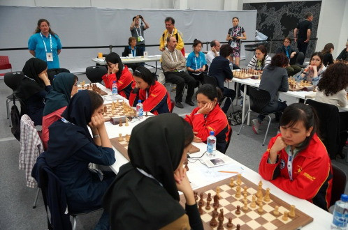 Lương Phương Hạnh (thứ hai từ trái sang) của tuyển nữ Việt Nam (áo đỏ) trong trận thắng Iran.  Lương Phương Hạnh (thứ hai từ trái sang) của tuyển nữ Việt Nam (áo đỏ) trong trận thắng Iran.