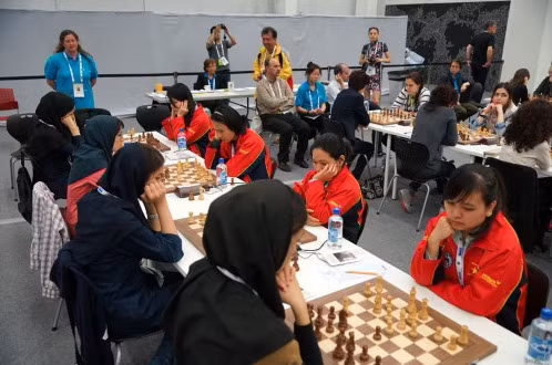  Lương Phương Hạnh (thứ hai từ trái sang) của tuyển nữ Việt Nam (áo đỏ) trong trận thắng Iran.