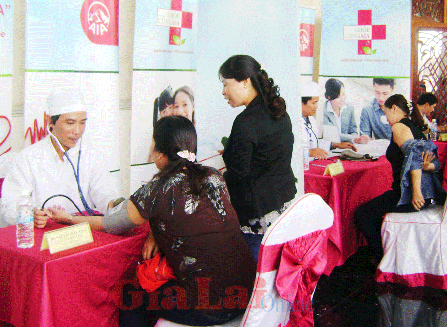 Tư vấn sức khỏe và khám bệnh cho khách hàng. Ảnh: Đinh Yến Tư vấn sức khỏe và khám bệnh cho khách hàng. Ảnh: Đinh Yến