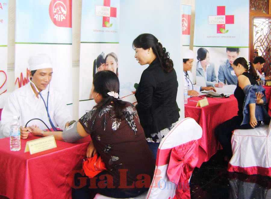 Tư vấn sức khỏe và khám bệnh cho khách hàng. Ảnh: Đinh Yến