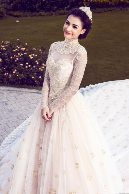 Chiếc váy cưới này được đính hơn 17.000 viên pha lê, 3.000 bông hoa mai thêu tay, tạo thành hơn 3.000 ngôi sao năm cánh lớn, nhỏ. Tất cả đều được đính kết thủ công.