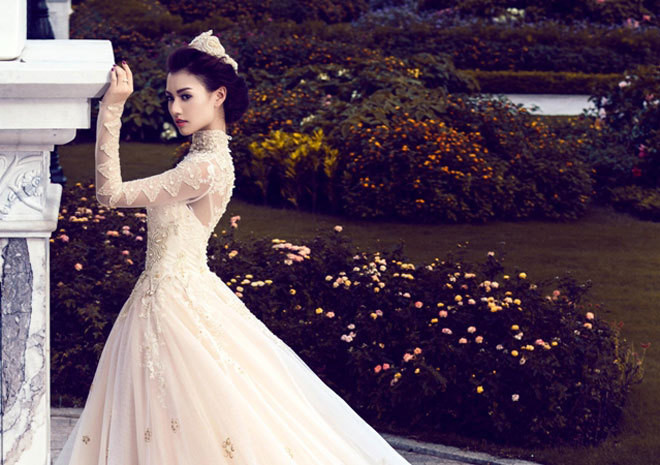 Nhà thiết kế lên ý tưởng cho chiếc váy trong vòng một tháng. Toàn bộ chi tiết váy được 30 thợ may với hơn 6.000 giờ làm việc thủ công để hoàn thiện. Chiếc váy cưới này được chọn để khai mạc Bridal's Fair năm nay và sẽ được triển lãm để khách có thể chiêm ngưỡng.