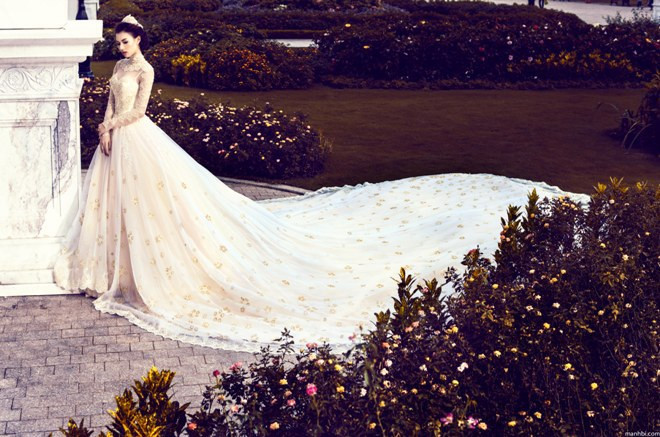 Bộ ảnh được thực hiện với sự hỗ trợ của chuyên gia trang điểm Cao Tuấn Đạt, làm tóc Gill Nguyễn.