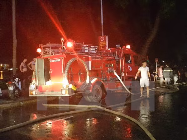 Lực lượng chức năng đang triển khai các phương tiện vào dập lửa. Lực lượng chức năng đang triển khai các phương tiện vào dập lửa.