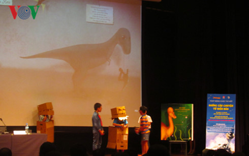 Các em nhỏ đóng hoạt cảnh lý giải về sự xuất hiện sự sống trên trái đất.