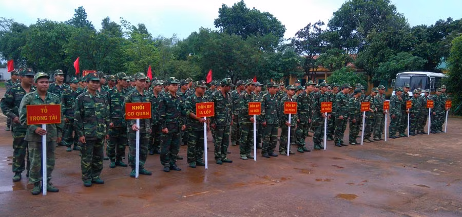 Các đơn vị, cán bộ, chỉ huy tham gia hội thao. Ảnh: N.H