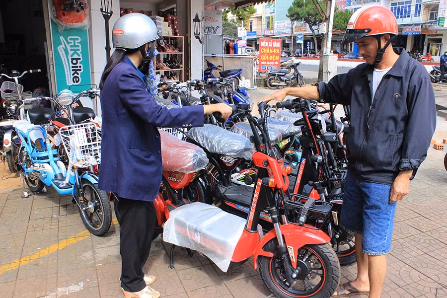  Phụ huynh chọn mua xe điện cho con em trước năm học mới. Ảnh: T.U