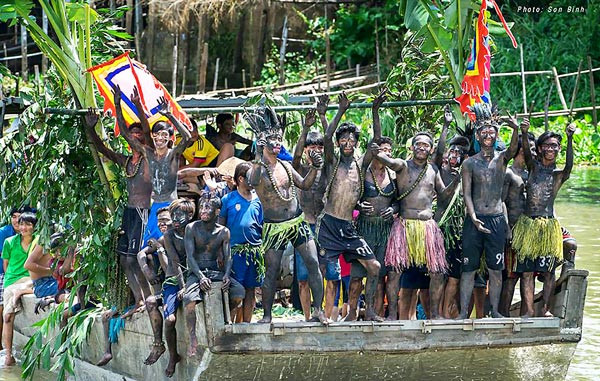 Hóa trang trên bè chuối đình Bình Thủy bên sông Năng Gù. Hóa trang trên bè chuối đình Bình Thủy bên sông Năng Gù.