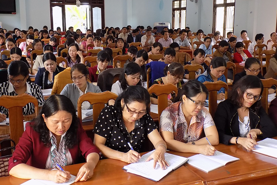 Cán bộ, viên chức Giáo dục huyện Đak Đoa tham gia bồi dưỡng chính trị. Ảnh: T.N