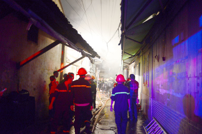 Lực lượng Cảnh sát PCCC đang tiến cận dập lửa Lực lượng Cảnh sát PCCC đang tiến cận dập lửa