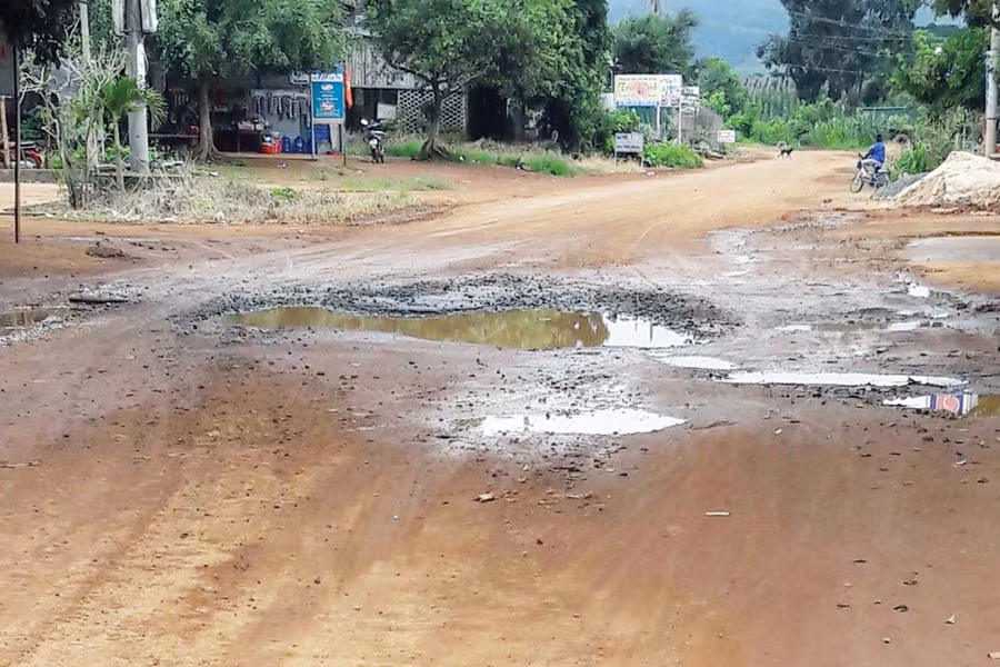 Tỉnh lộ 670 có nhiều đoạn bị xuống cấp. Ảnh: H.D