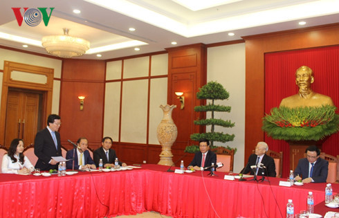 Đại diện các Đại sứ, Trưởng cơ quan đại diện ngoại giao Việt Nam tại nước ngoài phát biểu ý kiến tại cuộc gặp. Đại diện các Đại sứ, Trưởng cơ quan đại diện ngoại giao Việt Nam tại nước ngoài phát biểu ý kiến tại cuộc gặp.