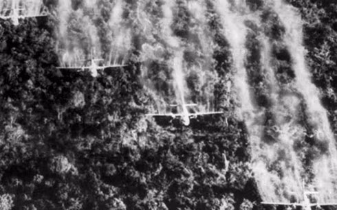 Từ năm 1961 - 1971, quân đội Mỹ đã phun rải gần 80 triệu lít chất độc hóa học xuống Việt Nam.