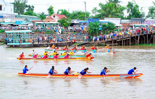 Giải đua thuyền truyền thống. Giải đua thuyền truyền thống.
