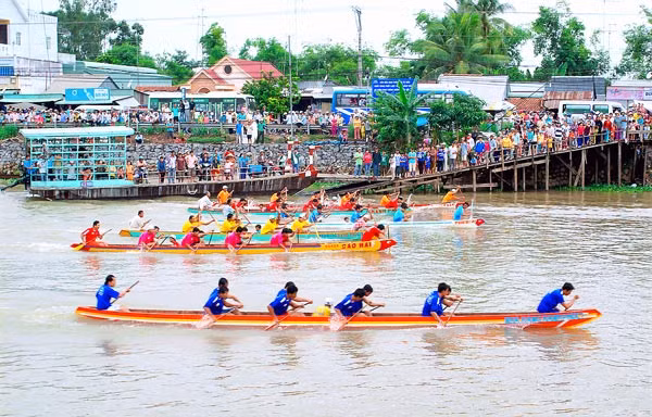 Giải đua thuyền truyền thống.