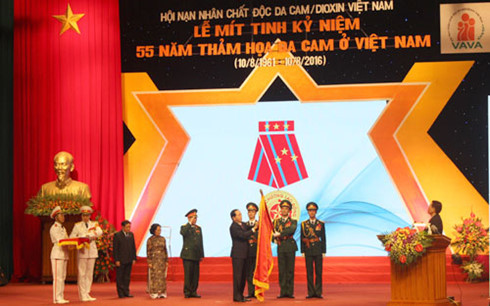 Chủ tịch nước Trần Đại Quang trao Huân chương Lao động hạng nhất cho Hội Nạn nhân chất độc da cam/dioxin Việt Nam. Chủ tịch nước Trần Đại Quang trao Huân chương Lao động hạng nhất cho Hội Nạn nhân chất độc da cam/dioxin Việt Nam.