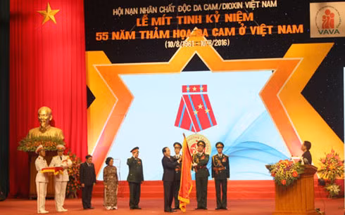 Chủ tịch nước Trần Đại Quang trao Huân chương Lao động hạng nhất cho Hội Nạn nhân chất độc da cam/dioxin Việt Nam.