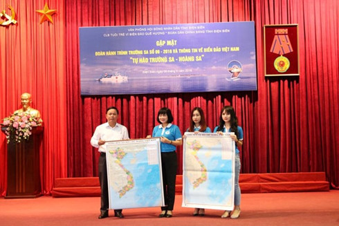 Câu lạc bộ Tuổi trẻ vì Biển đảo Quê hương trao tặng bản đồ Hoàng Sa - Trường Sa cho tỉnh Điện Biên. Câu lạc bộ Tuổi trẻ vì Biển đảo Quê hương trao tặng bản đồ Hoàng Sa - Trường Sa cho tỉnh Điện Biên.
