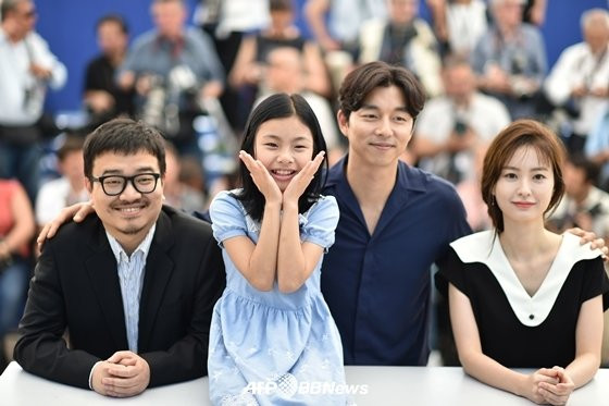  Đoàn phim Train to Busan ra mắt tại Cannes 2016 - Ảnh: AFP